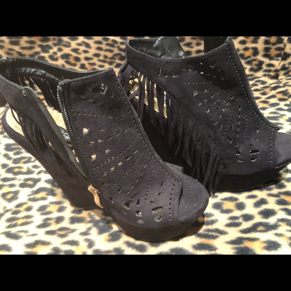 Black fringe wedge